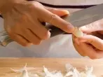 Knoblauch- und Zwiebelgeruch von den Händen entfernen