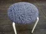 Upcycling: Alten Hocker mit Wolle aufpeppen