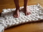 Upcycling: Badematte aus alter Fleecedecke