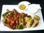 Leichtes Sommeressen: Warmer Steaksalat mit Thymiankartoffeln