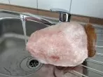 Salzkristall-Lampe von Staub befreien