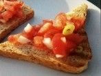 Gut bekömmliche Bruschetta mit Knoblauch, Zwiebeln und Tomaten