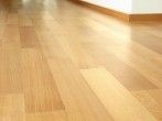 Teppichklebeband von Laminat entfernen