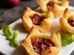 Kleine gefüllte Häppchen aus Blätterteig