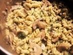 Schneller Nudeltopf mit Champignons und Spinat - vegetarisch