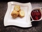 Quarkkn&ouml;del mit Nussbr&ouml;seln und Zwetschgenr&ouml;ster