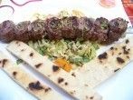 Gegrillte <strong>Rinderfilet</strong>-Roulade auf Spitzkohl mit Pfannenbrot