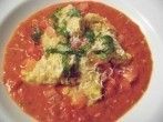 Malfatti vom K&uuml;rbis auf einem <strong>Tomatensaucen</strong>-Spiegel