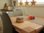 Rote Wachsflecken vom Holztisch entfernen