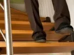 Knie- und Gelenkprobleme beim Hinabgehen der Treppe