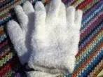 Staubwischen mit Synthetik-Plüsch-Handschuhen