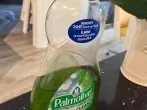 Schmutzige Spülmittelflasche in der Küche vermeiden