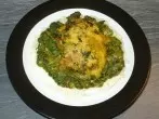 Überbackenes Kabeljaufilet mit Spinat auf indische Art