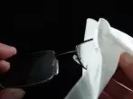 Streifenfreie Brillengläser mit der Zunge