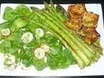 Spinatsalat mit Spargel und gef&uuml;llten Tofuw&uuml;rfeln