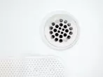 Haare aus dem Ablaufsieb der Badewanne oder Dusche ruckzuck entfernen
