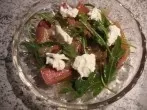 Rhabarber-Rucola-Salat mit Frischkäse