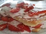 Frisch zubereiteter Erdbeerkuchen