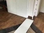 Klebepads: Rückstände von glatten Flächen entfernen