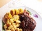Geschmorte Entenkeule mit Gnocchi und Buttermaisrädchen