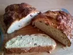 Hefezopf mit Rumrosinen und Mandeln