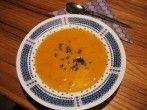 Kürbis-Karotten-Cremesuppe mit Hackfleisch