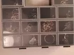 Ohrringe, Ringe und Uhren auf einen Blick