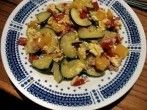 Einfache superschnelle Gemüsepfanne mit Schinken und Ei
