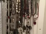 Modeschmuck übersichtlich und staubfrei anordnen