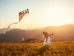 Die fröhlichen Frühlingskinder im Sonnenschein