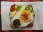 Überbackener Leberkäsetoast mit Champignons und Spiegelei