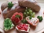 Knusprige Vierlinge: Brot mit Kruste aus dem Römertopf