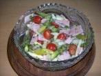 Salat von gr&uuml;nem und wei&szlig;em Spargel