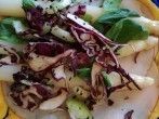 Gef&uuml;lltes Omelette mit Spargel, Rotkraut und ger&auml;uchertem <strong>Putenbrustschinken</strong>
