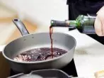 Wein in Soßen geben für guten Geschmack