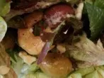 Pflücksalat mit Garnelen, Oliven und Hüttenkäse-Dressing