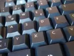 Tastatur mit Haarfärbepinsel auskehren