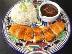 Bratfisch mit Reis an einer unwiderstehlichen, scharfen Knoblauchsoße