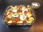 Mit K&auml;se &uuml;berbackene Pesto-<strong>Frikadellen</strong> im Gem&uuml;sebett