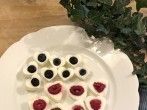 Gefrorene Joghurtherzen mit Himbeeren und Heidelbeeren