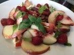 Nektarinen-Tomatensalat mit Himbeeren und Mozzarella