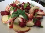 Nektarinen-Tomatensalat mit Himbeeren und Mozzarella