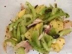 Kartoffelsalat mit R&auml;ucherforelle und gr&uuml;ner <strong>Paprika</strong>