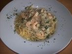 Riesengarnelen und Lachsw&uuml;rfel in Kr&auml;utersahne