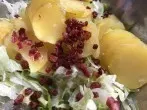 Eisbergsalat mit Kartoffeln und gebratenem Speck