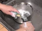 Angebranntes aus dem Topf entfernen