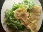 Ravioli mit Hackfleischfüllung und Rucola