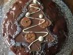 Fruchtige Schokotorte in festlichem Gewand