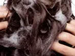 Haarspray aus dem Haar entfernen