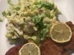 Ärpel un Schlaat mit panierten Schweinefilets